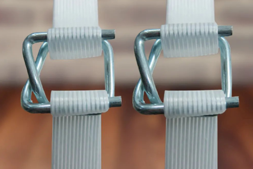 Kompozytowy pasek ze sznurka i druciana klamra do pakowania transportowego