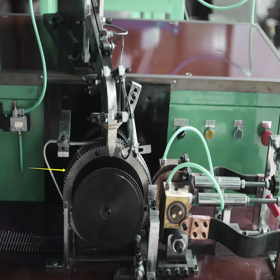 Máquina para fabricar clavos de alambre