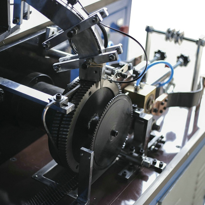 ماكينة تصنيع المسامير اللولبية